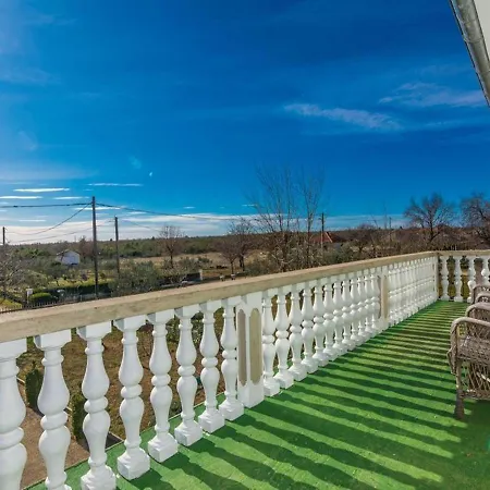 In With Balcony And Garden